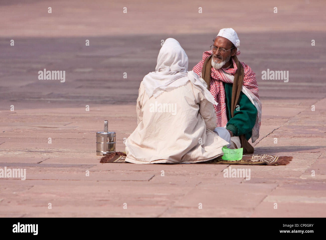 Fatehpur Sikri, Uttar Pradesh, Indien. Männer sitzen, reden, im Hof des Jama Masjid (Moschee Dargah). Stockfoto