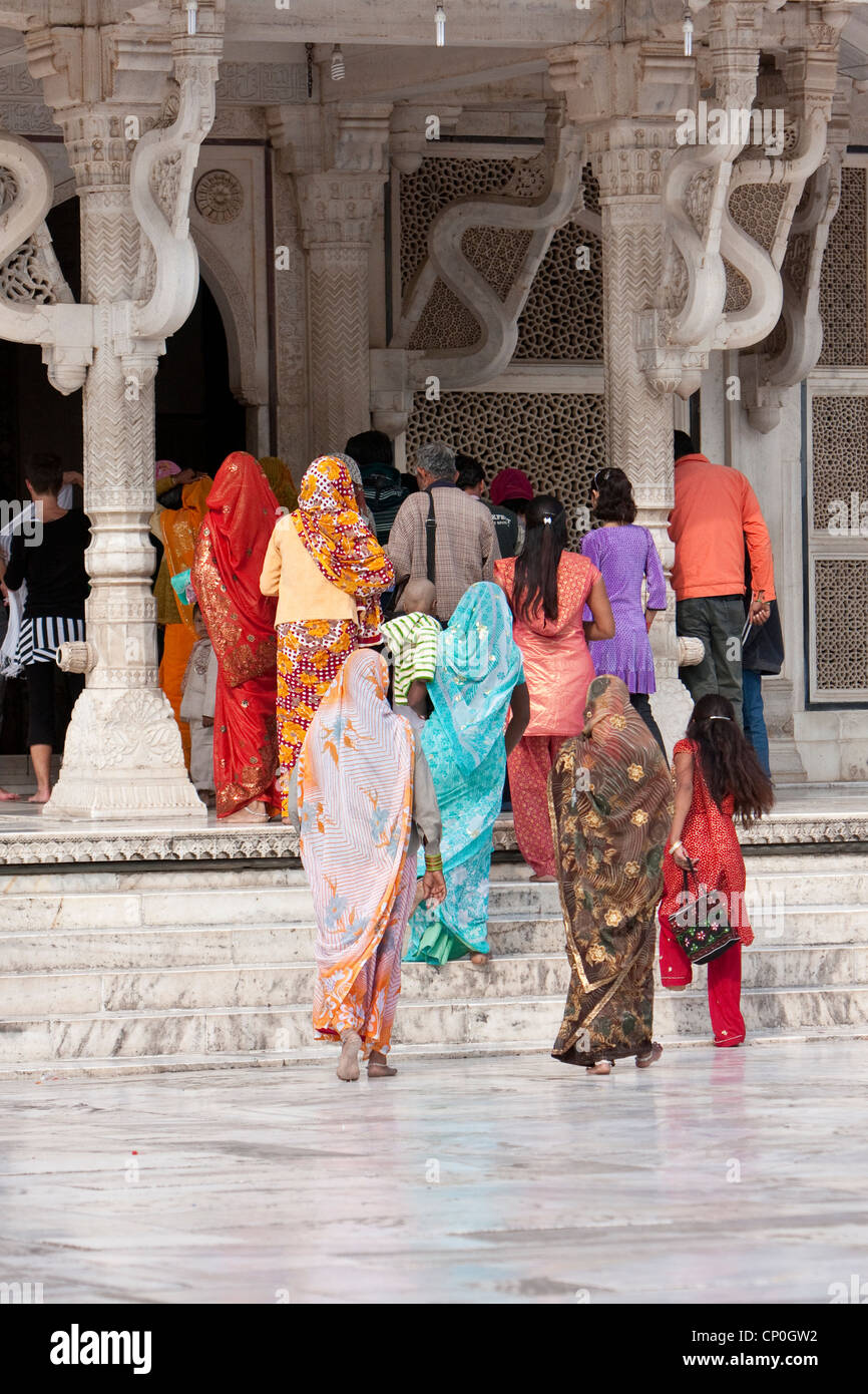 Fatehpur Sikri, Uttar Pradesh, Indien. Frauen, die in das Mausoleum von Scheich Salim Chishti, einem muslimischen heiligen Mann. Stockfoto