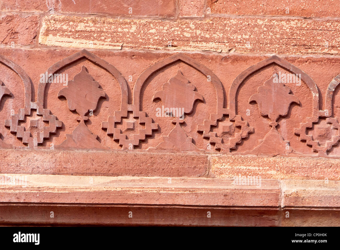 Fatehpur Sikri, Uttar Pradesh, Indien. Dekorative Gestaltung auf der Jodhbai Palast. Lotus unter islamischen Bogen. Stockfoto