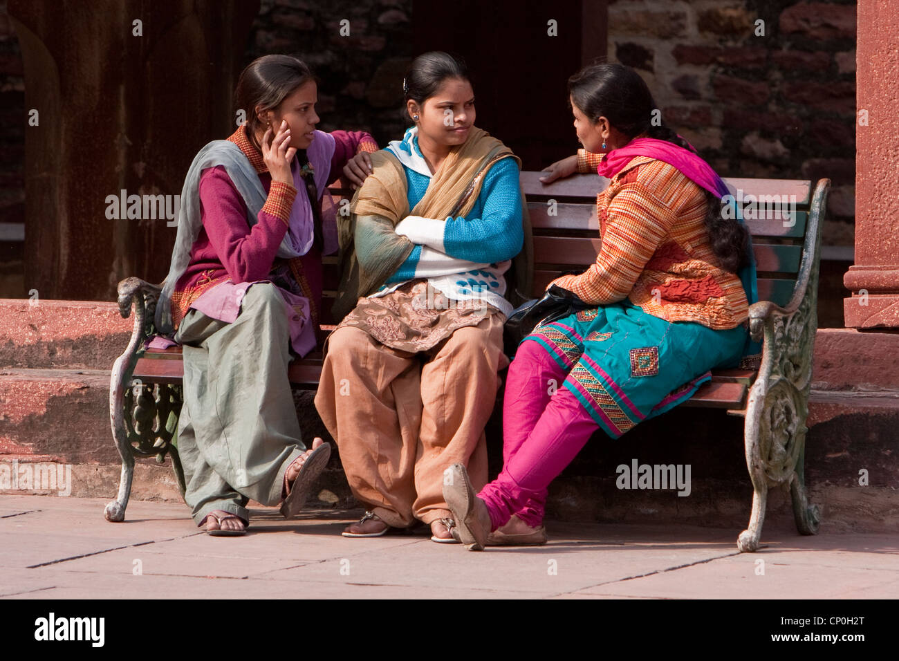 Fatehpur Sikri, Uttar Pradesh, Indien. Indische Frauen reden, sitzen auf der Bank. Stockfoto