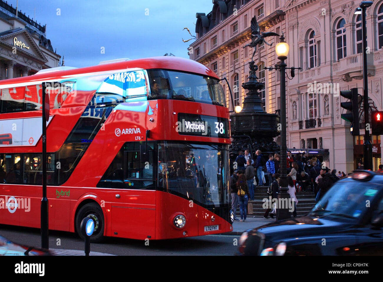 Neuer Bus für London am Piccadilly Circus Stockfoto