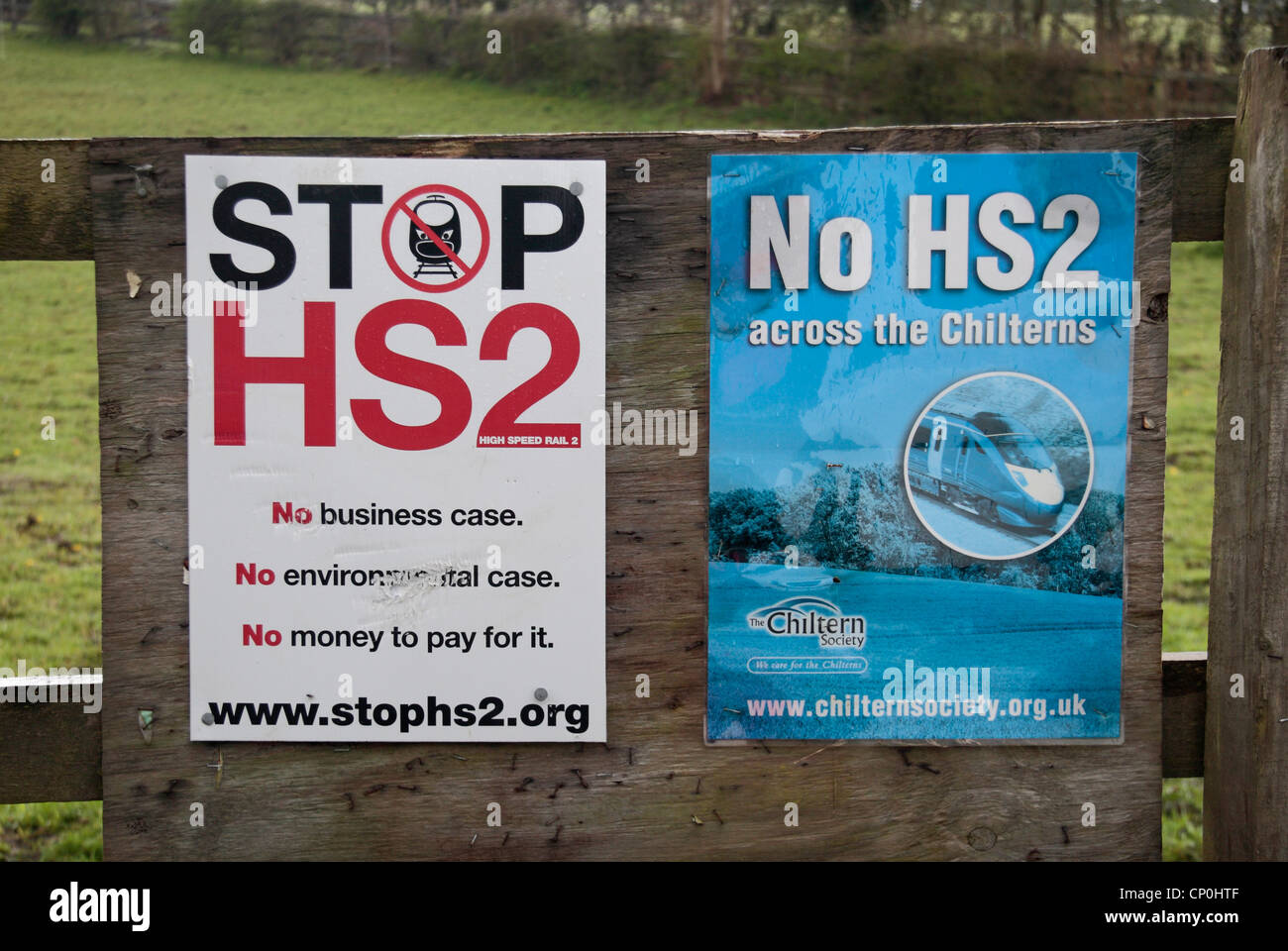 "Stop HS2" und "No HS2" Plakate auf einem Zaun auf einer Straße in der Nähe Wendover, Buckinghamshire, England. (April 2012) Stockfoto