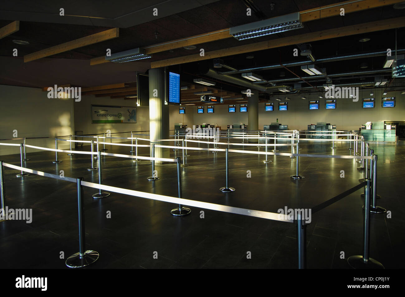 Leere Queueing-Bereich bei den Check-in in das Terminalgebäude am internationalen Flughafen Keflavik entfernt, in der Nähe von Reykjavik, Island Stockfoto