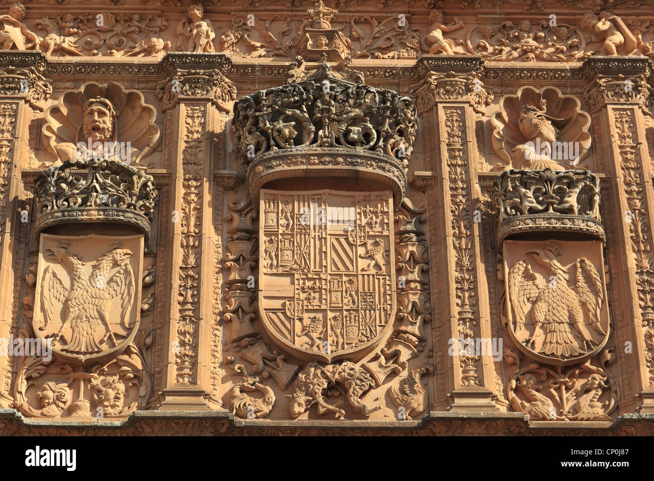 Universität von Salamanca - Details mit den Symbolen der katholischen Könige Stockfoto