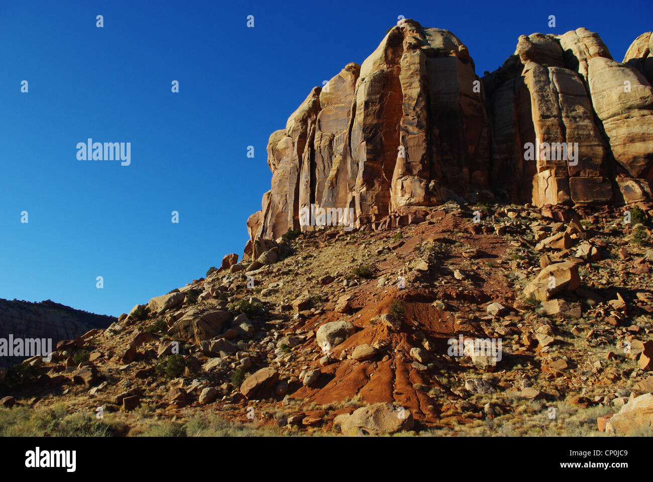 Felswand und Formationen unter blauem Himmel, Utah Stockfoto