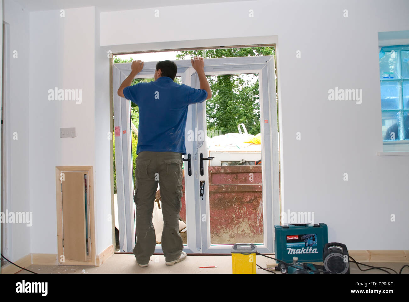 Installation A bewertete Energie effizienter Ersatz doppelte verglaste Fench Fenster Türen in einer Garage Konvertierung Wohnhauserweiterung. Stockfoto