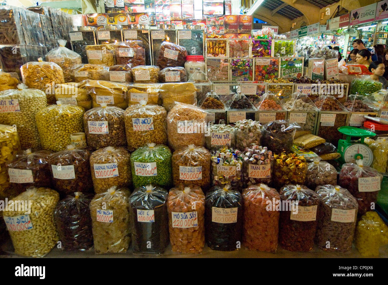 Horizontale Nahaufnahme der Säcke mit Süßigkeiten, Nüssen und getrockneten Früchten auf Verkauf durch das Kilo auf einem Markt in Vietnam. Stockfoto