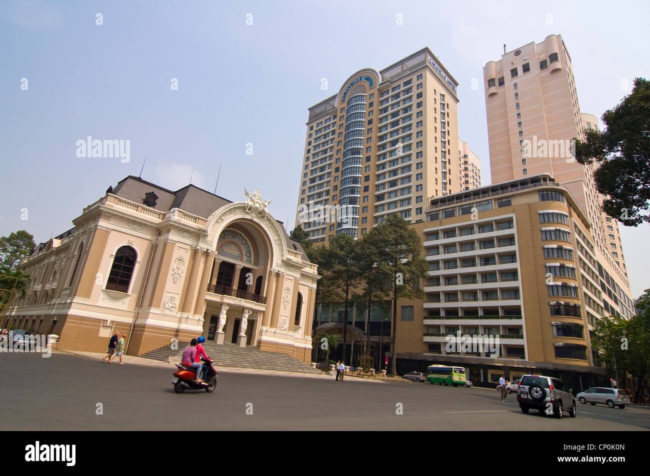 Horizontale breite Winkel der Saigon Oper, Nhà hát lớn Thành phố Hồ Chí Minh im Zentrum von Ho Chi Minh City, Vietnam. Stockfoto