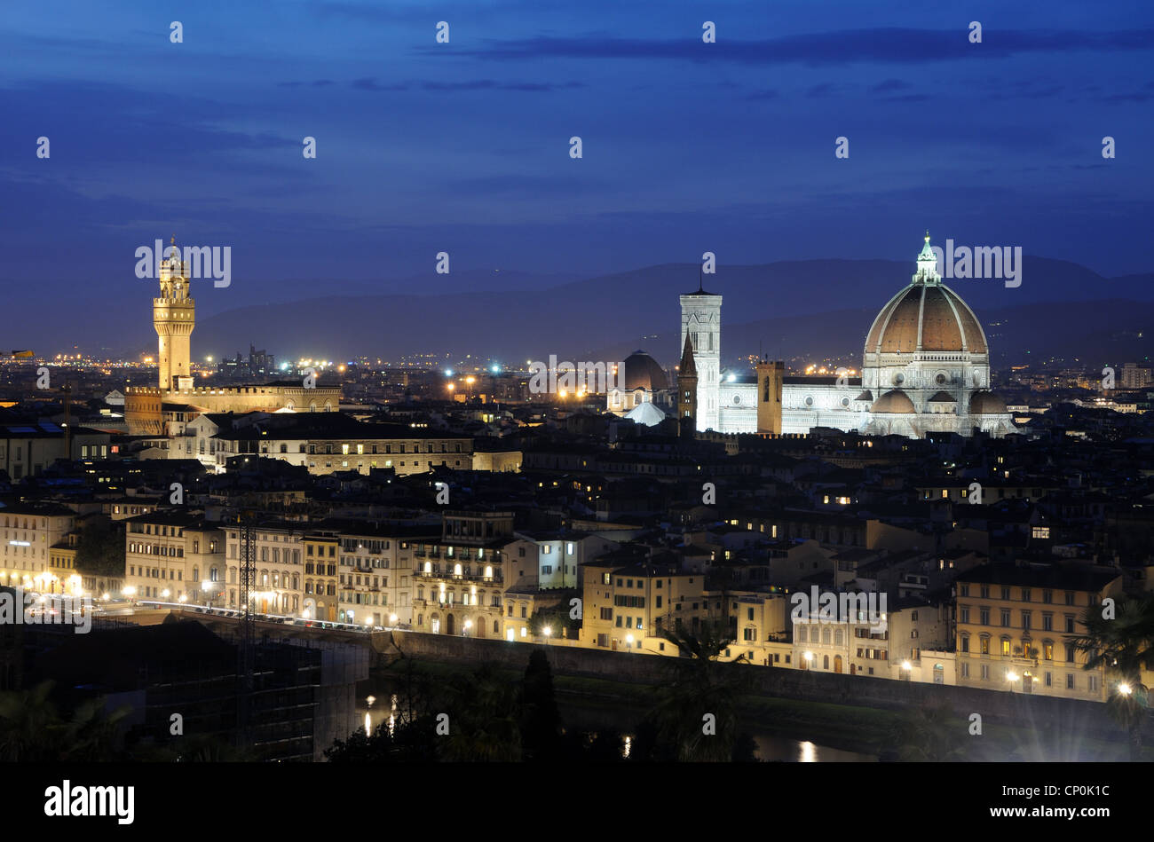 Die Florentiner Skyline, einschließlich der Kathedrale von Florenz und den Palazzo Vecchio, in der Dämmerung, in Florenz, Toskana, Italien Stockfoto