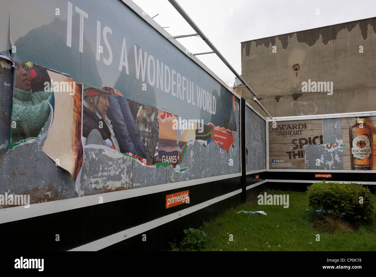 Peeling-Plakatwand zeigt ältere Schichten der Primesight Straße Werbung inkl. die dystopische Botschaft "Es ist eine wunderbare Welt." Stockfoto