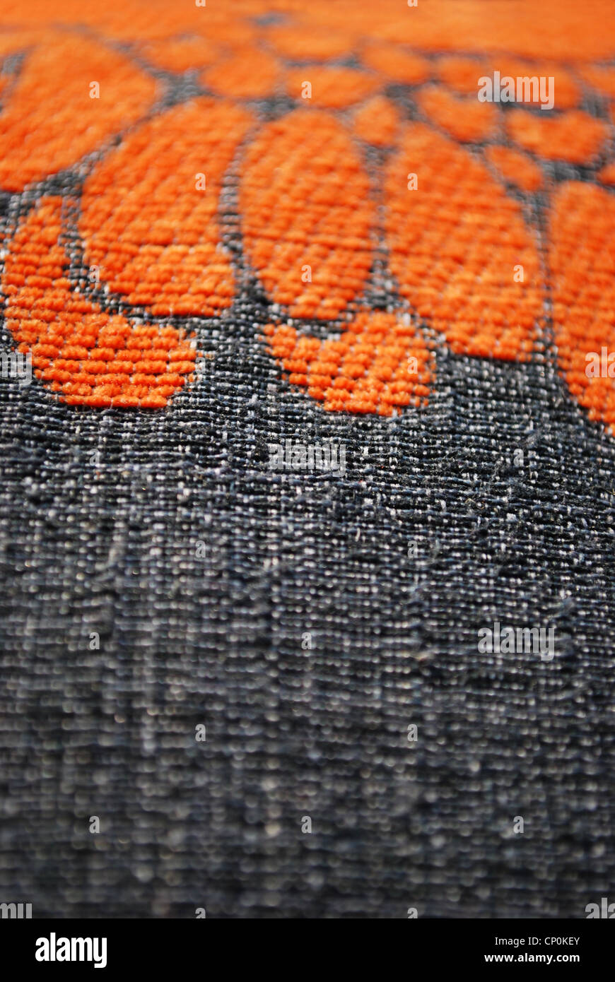 Grau und orange Stoff Textur Makro Detail Hintergrund vertikale Stockfoto
