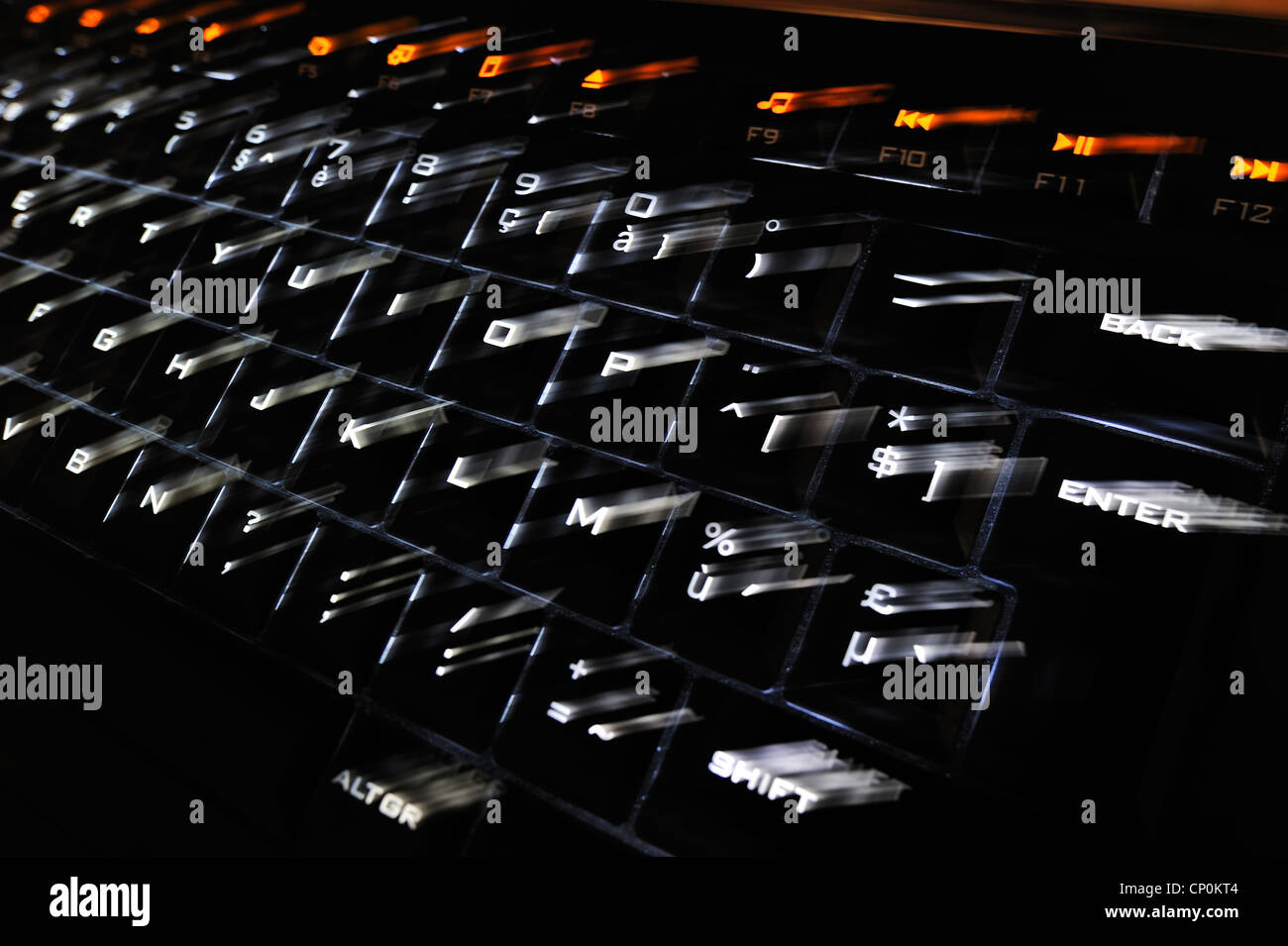 Abstrakte Technik Bild zeigt Schwarz Computer-Tastatur mit beleuchteten beleuchtete weiße Zeichen auf Tasten springen Stockfoto