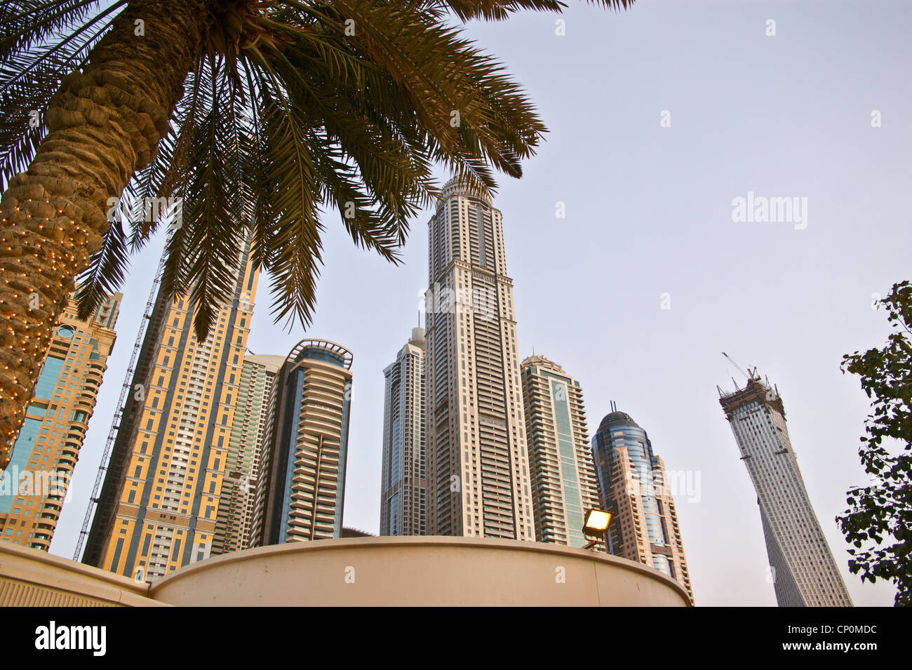 Wolkenkratzer, Dubai Marina, Dubai, Vereinigte Arabische Emirate. Marriott Hotel, Cayan Tower Stockfoto