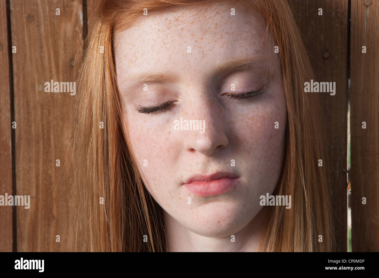 Fünfzehn Jahre alt Mädchen suchen ruhige mit Augen geschlossen im Freien. Stockfoto