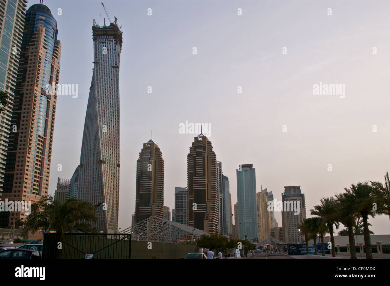 Wolkenkratzer, Dubai Marina, Dubai, Vereinigte Arabische Emirate. Marriott Hotel, Cayan Tower Stockfoto