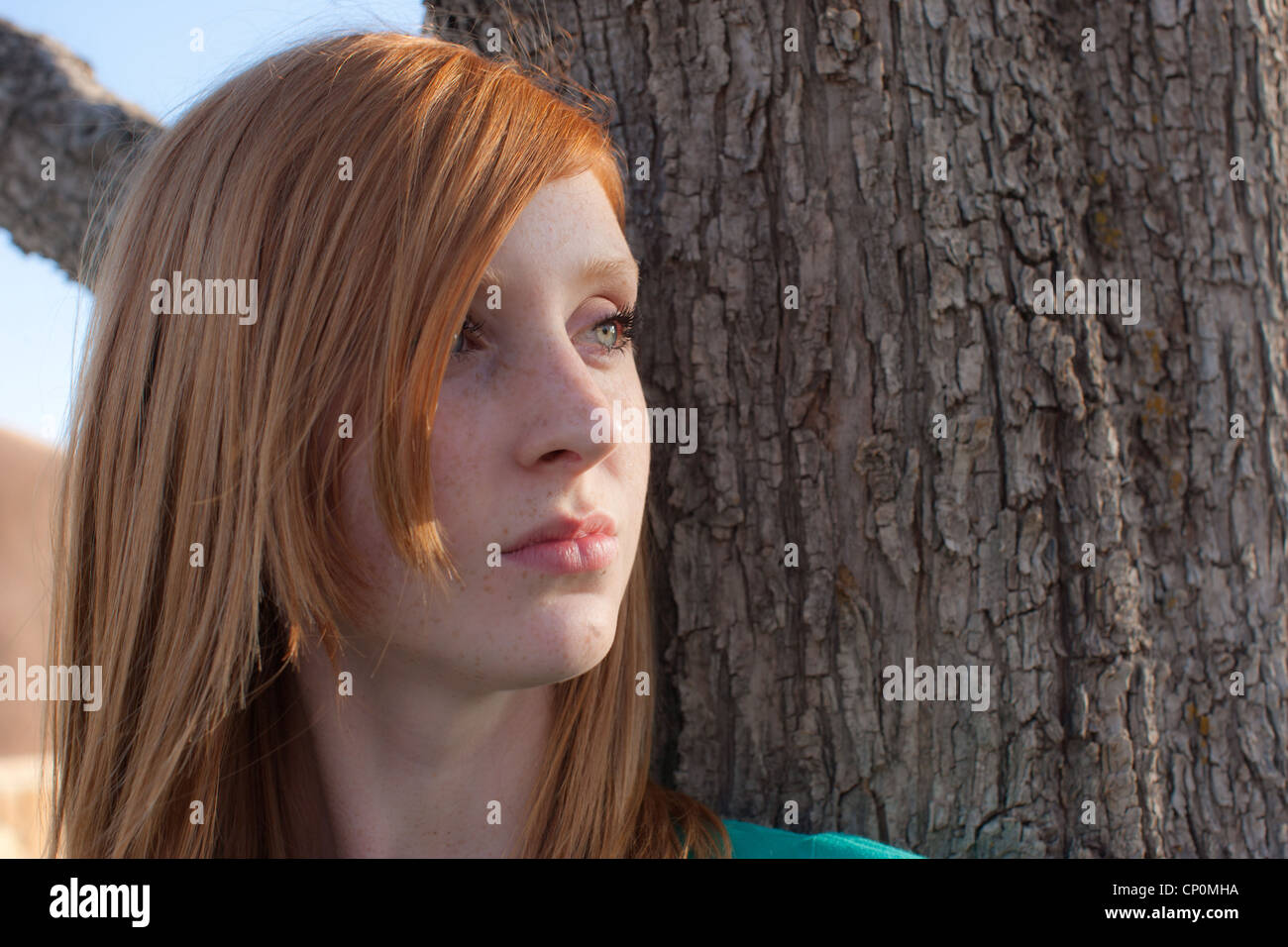 Teenager-Mädchen Ernst neben einem Baum. Stockfoto