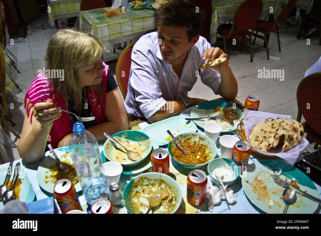 Ein junger Mann und eine Frau Essen curry an Ravi indisches Restaurant, Dubai, Vereinigte Arabische Emirate Stockfoto