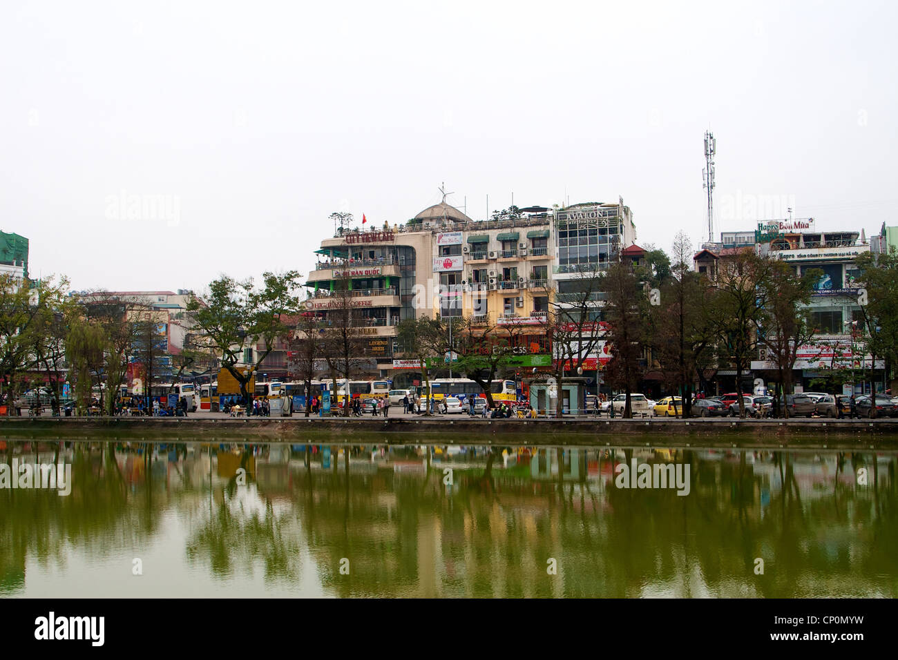 Ein Blick auf die Straßen der Stadt mit Blick auf Hoan-Kiem-See, Hanoi. Stockfoto