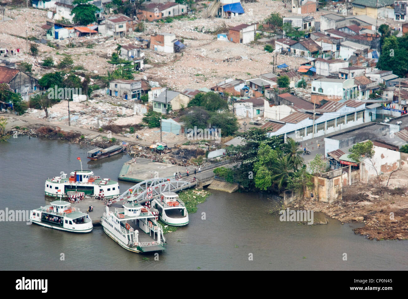 Horizontale Luftaufnahme der schicksalhaften Thủ Thiêm oder Thu Thiem Fähre, bevor es an einem klaren Tag Schließung in Ho-Chi-Minh-Stadt ist. Stockfoto