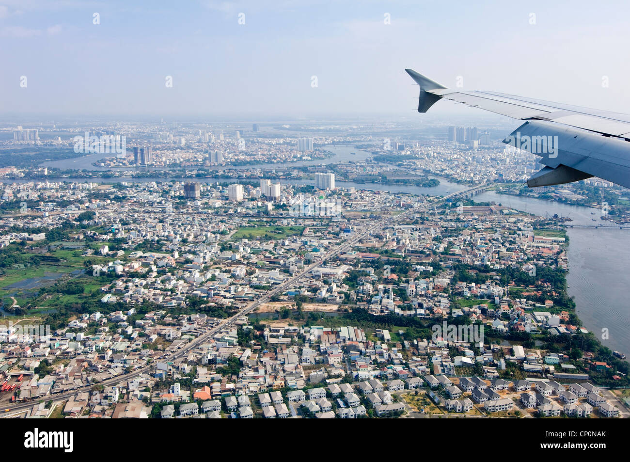 Horizontale Süden östlich Luftaufnahme über Ho-Chi-Minh-Stadt mit der zweit-Triệu-Brücke in Bình Thạnh Bezirk im Hintergrund Stockfoto