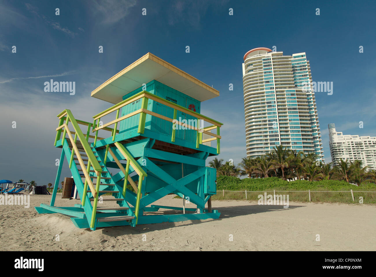 Rettungsschwimmer Turm und Condo Gebäude in South Beach, Miami, Florida Stockfoto