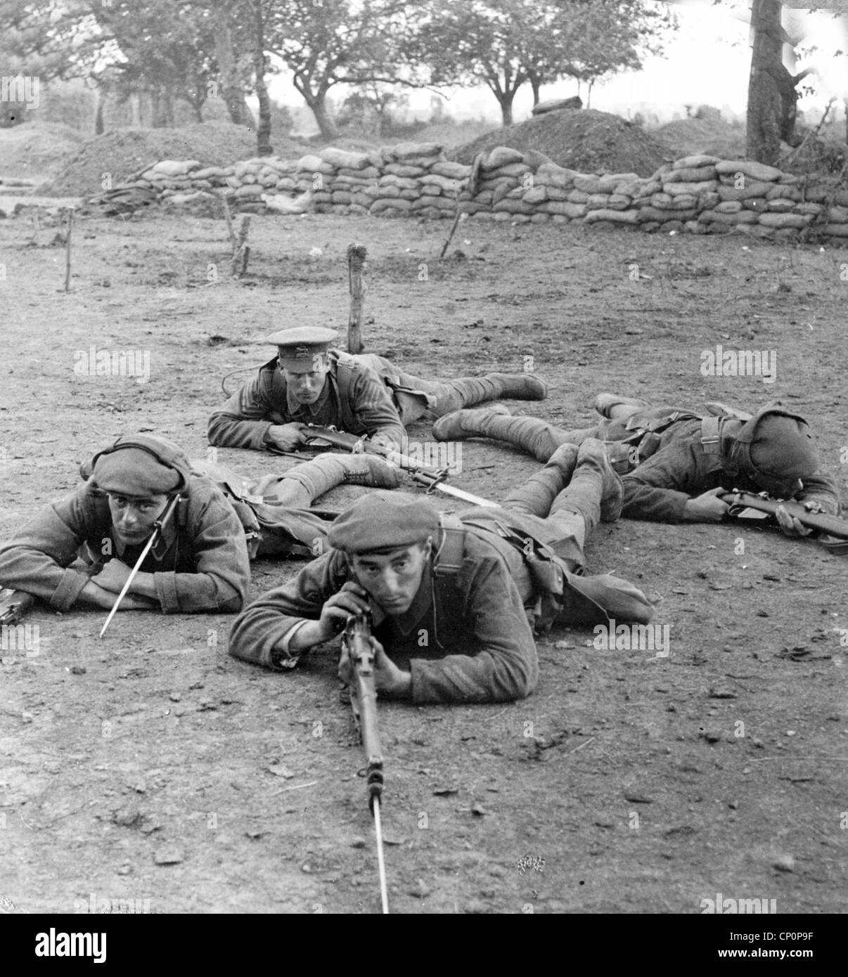 Vier Soldaten mit Gewehren auf Boden liegend, im ersten Weltkrieg Stockfoto