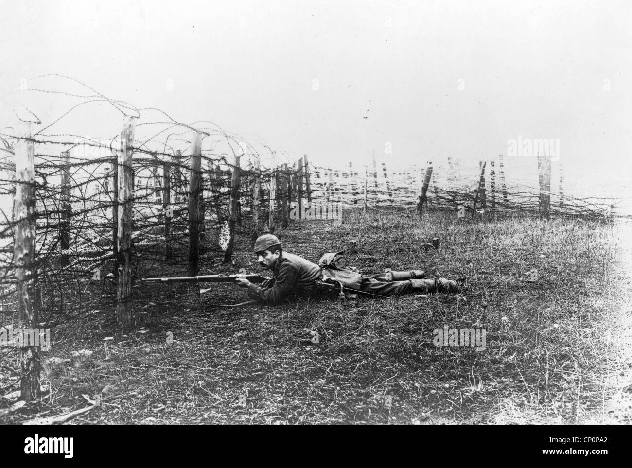 Deutsche Scharfschützen Verlegung auf Boden in der Nähe von Stacheldraht Abwehrkräfte, Weltkrieg Stockfoto