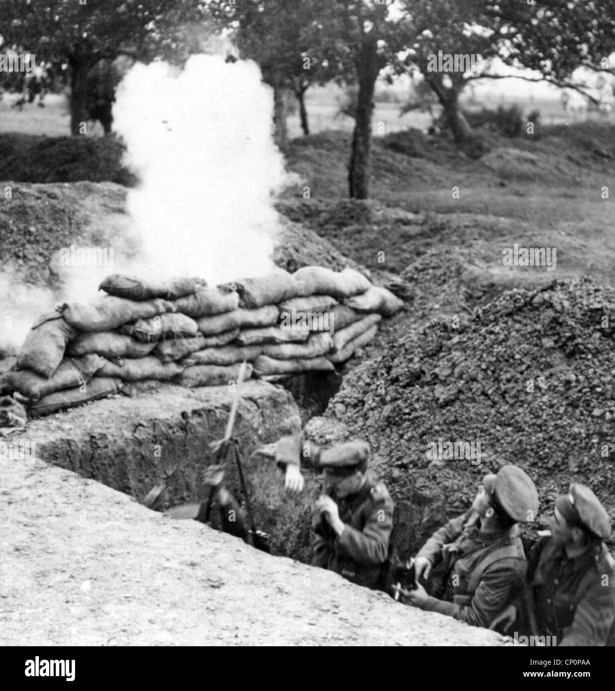 Britische Soldaten im Graben unter Beschuss im ersten Weltkrieg Stockfoto