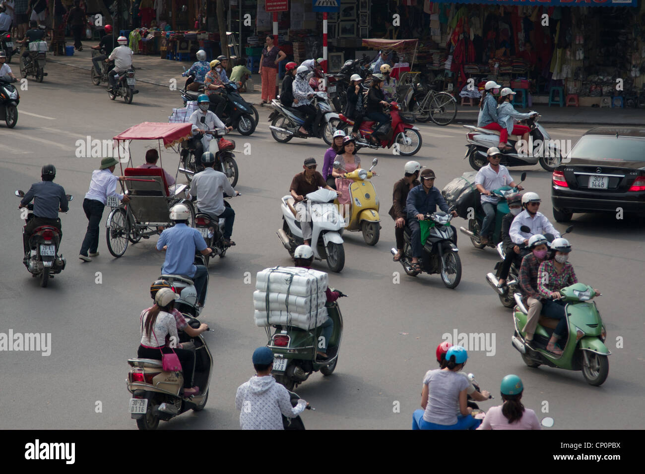 Typische verkehrsreichen Straße Szene, Hanoi, Vietnam Stockfoto