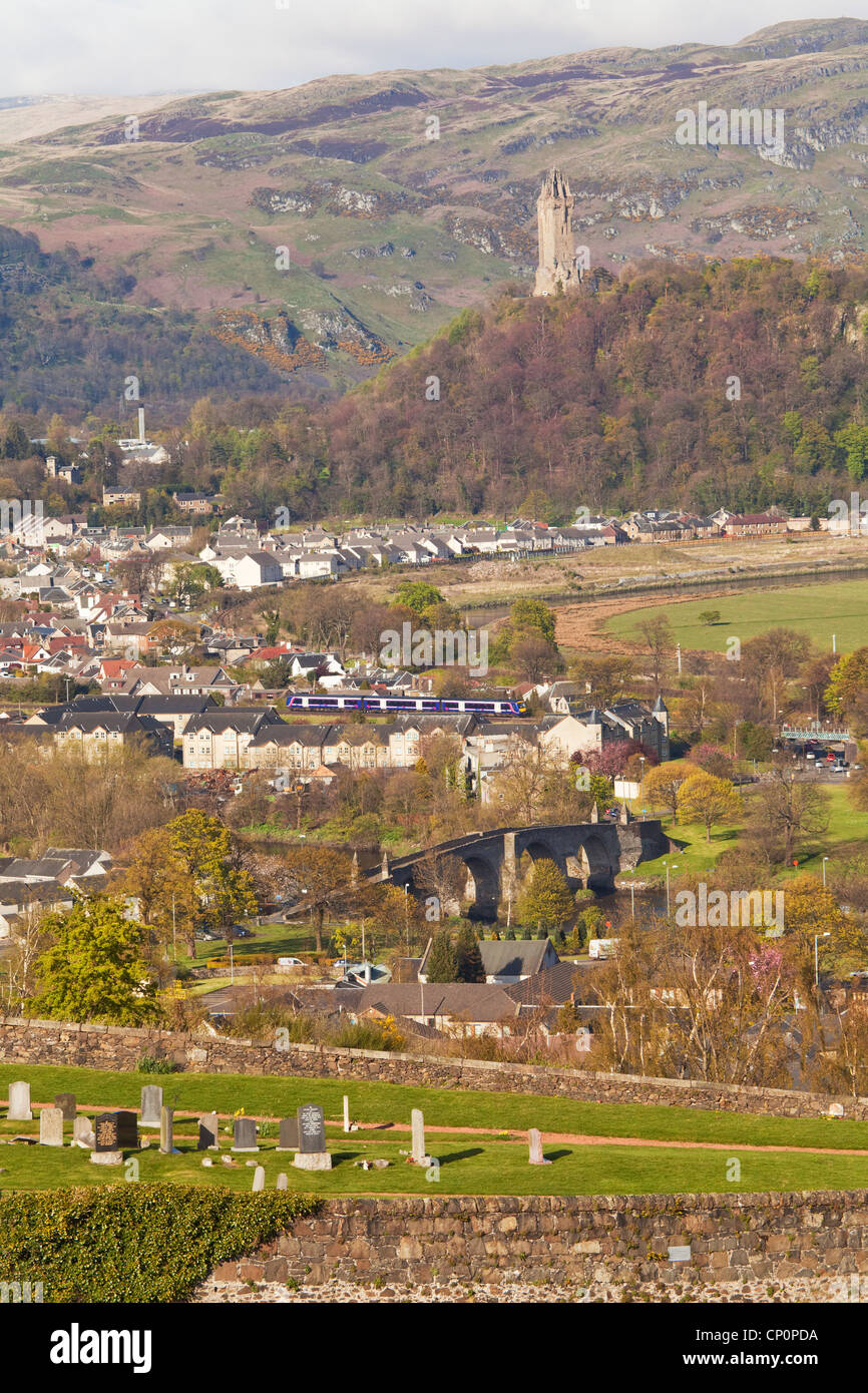 Das Wallace Monument, Auld Brig und die Ochil Hills von Stirling Stockfoto