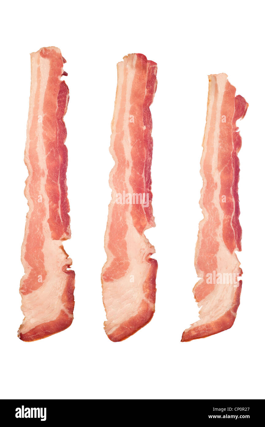 Drei Streifen von rohem Speck isoliert auf einem weißen Hintergrund. Bild eignet sich für viele Kochen und Gesundheit Rückschlüsse. Stockfoto