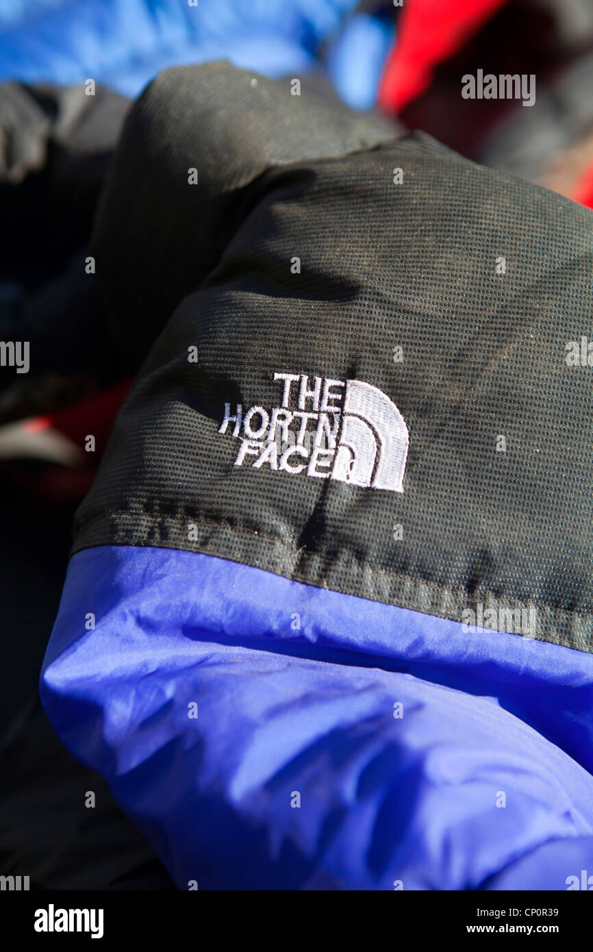 Knock-off Kleidung in den tibetischen Markt in Namche Bazar Stockfoto