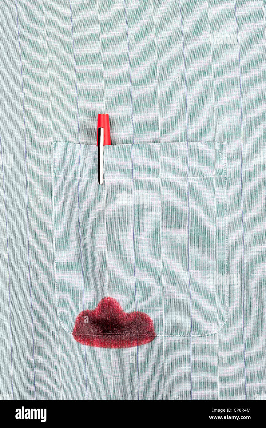 Ein roter Tinte Stift Lecks in der Tasche ein Anzughemd. Stockfoto