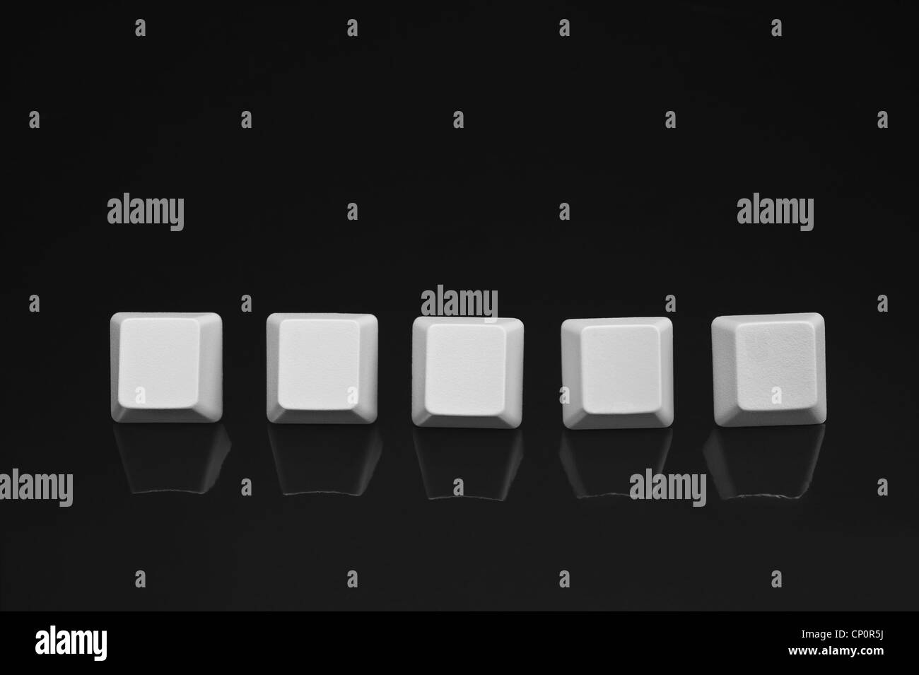 Ein Satz von fünf leere Computer-Tastatur-Tasten auf eine schwarze Fläche. Stockfoto