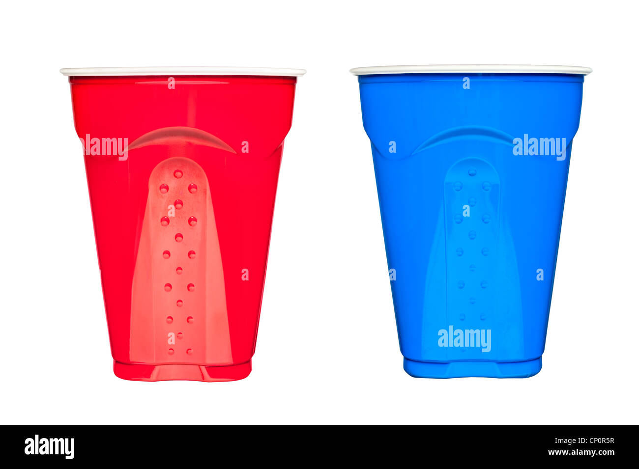 Rote und blaue Plastik, Einweg-Trinkbecher, typischerweise bei Picknicks und Partys, isoliert auf weiss. Stockfoto