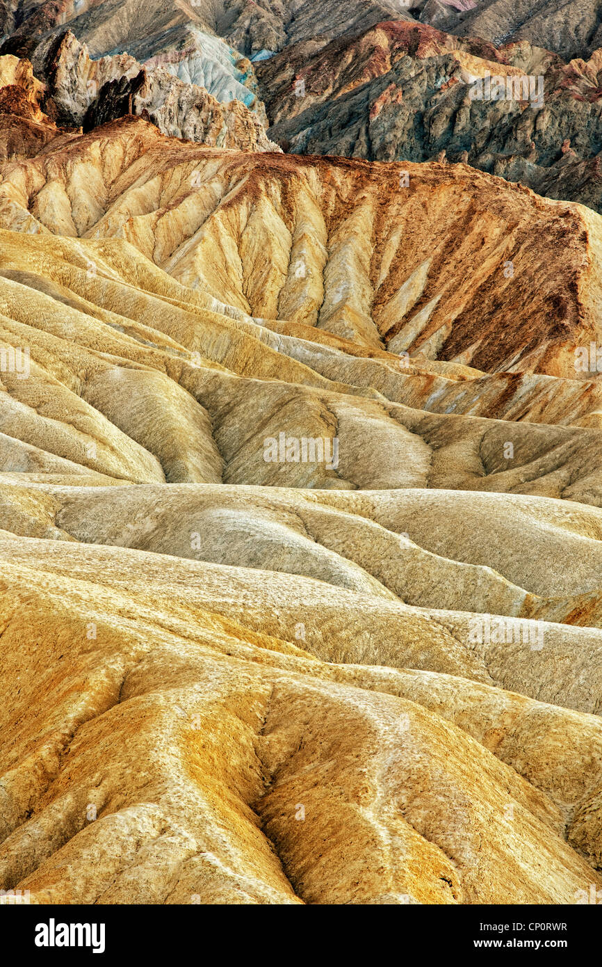 Die Sonne gebacken Badlands und vielen Schattierungen von Golden Canyon im kalifornischen Death Valley National Park. Stockfoto