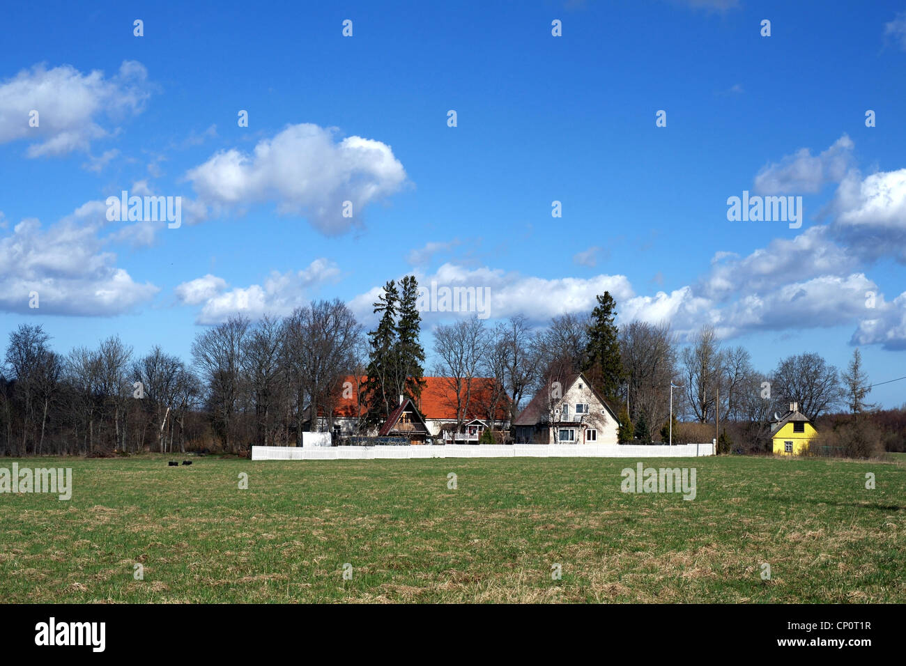 Landhaus auf dem Hintergrund des blauen Himmels und der Wolken Stockfoto