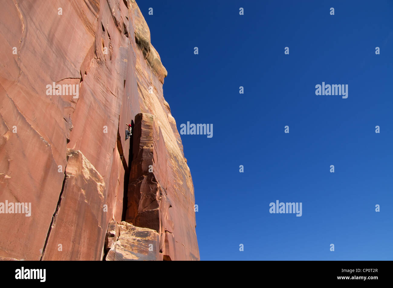 entfernten Bild von einem Mann Riss Klettern an Indian Creek Utah Stockfoto