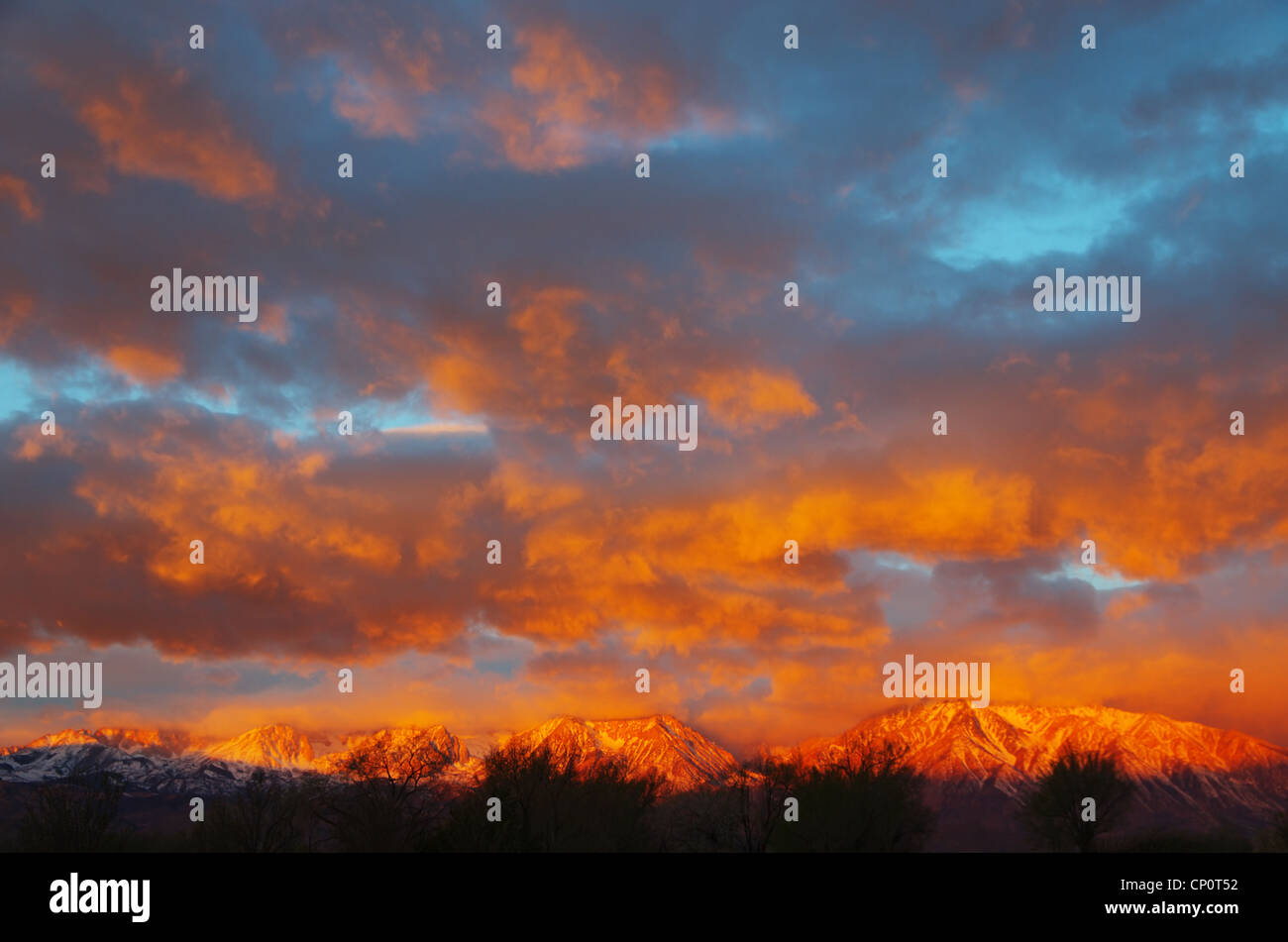 Sonnenaufgang leuchtet die Wolken und der östlichen Sierra Berge von Bischof California Stockfoto