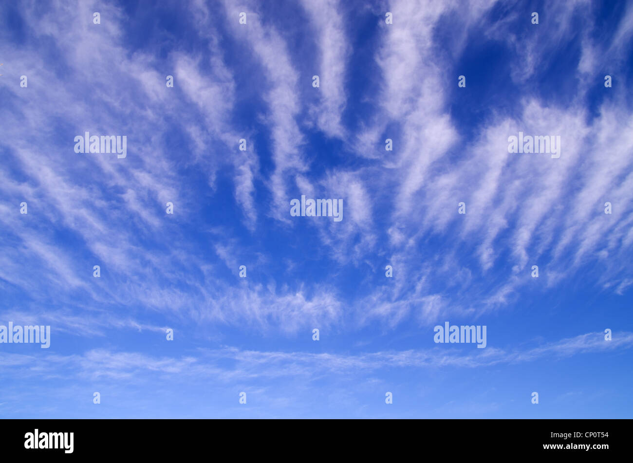 blauer Himmel mit gestreiften weißen streifigen Wolken Stockfoto