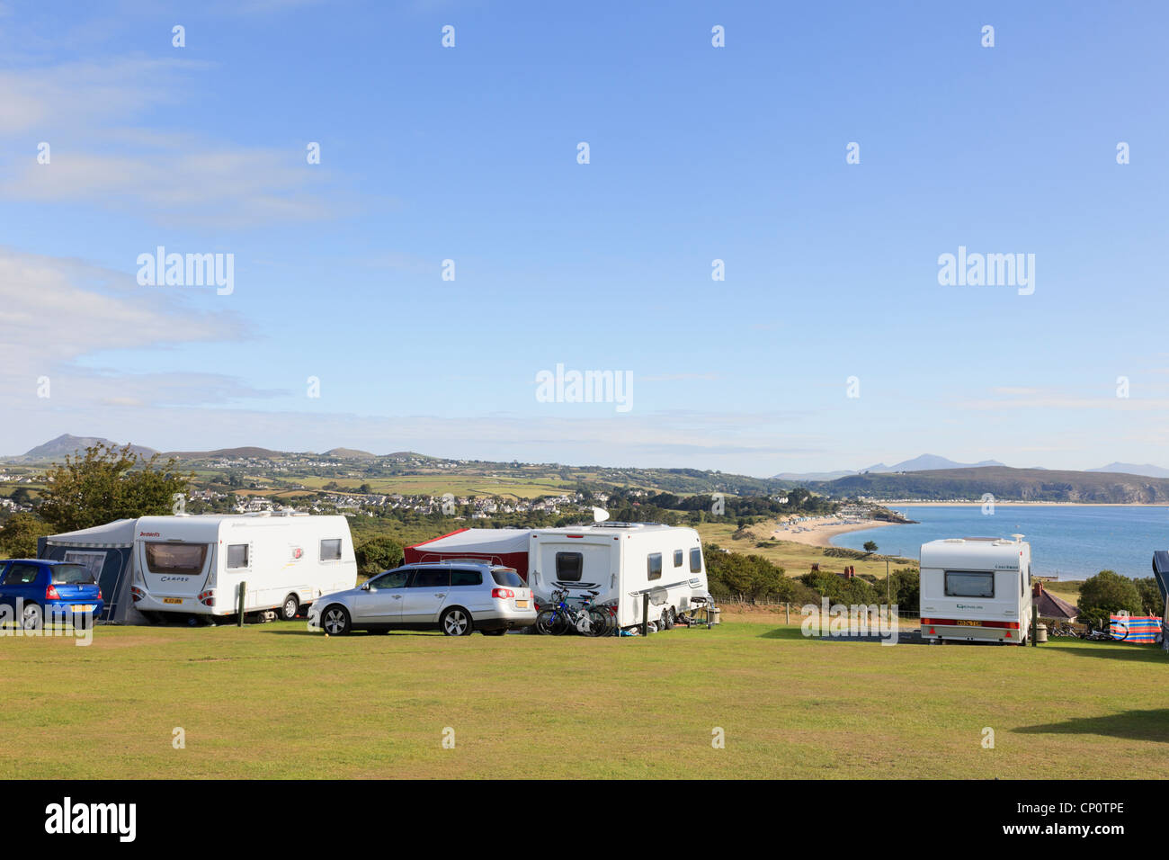 Abersoch, Lleyn-Halbinsel, Gwynedd, Nordwales, UK. Wohnwagen auf einem Campingplatz mit Blick auf die Cardigan Bay im Sommer Stockfoto