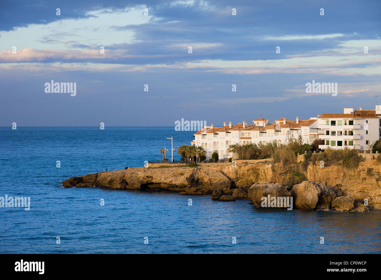 Morgen am malerischen Küste des Mittelmeeres mit Wohnhäusern an einem felsigen Küstenstreifen in der Stadt Nerja, Spanien. Stockfoto