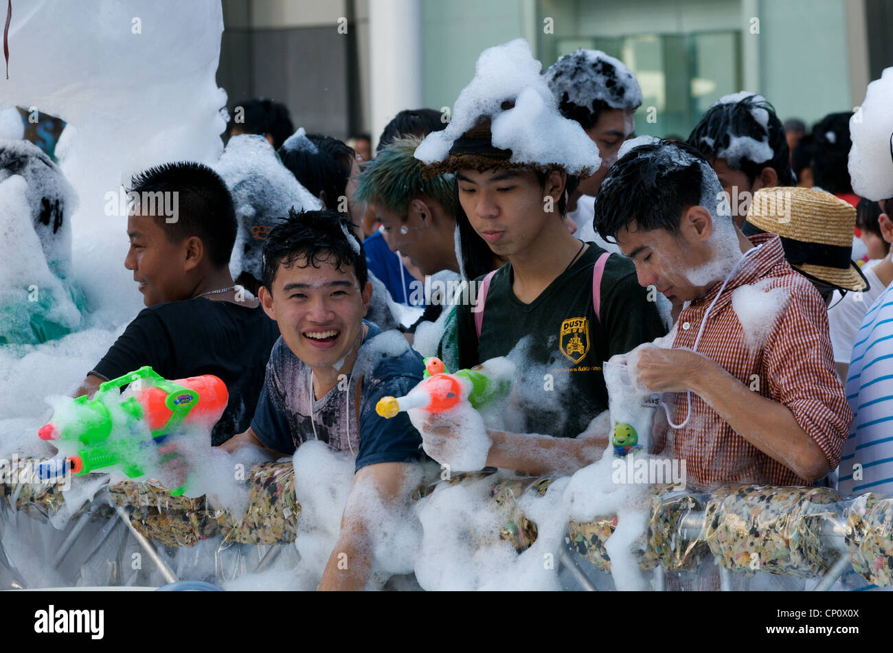 Thai Jungen nehmen Sie teil am Wasser Songkran Festival, Schaumbad, Außerhalb Central World Shopping Mall, Bangkok, Thailand. Credit: Kraig Lieb Stockfoto