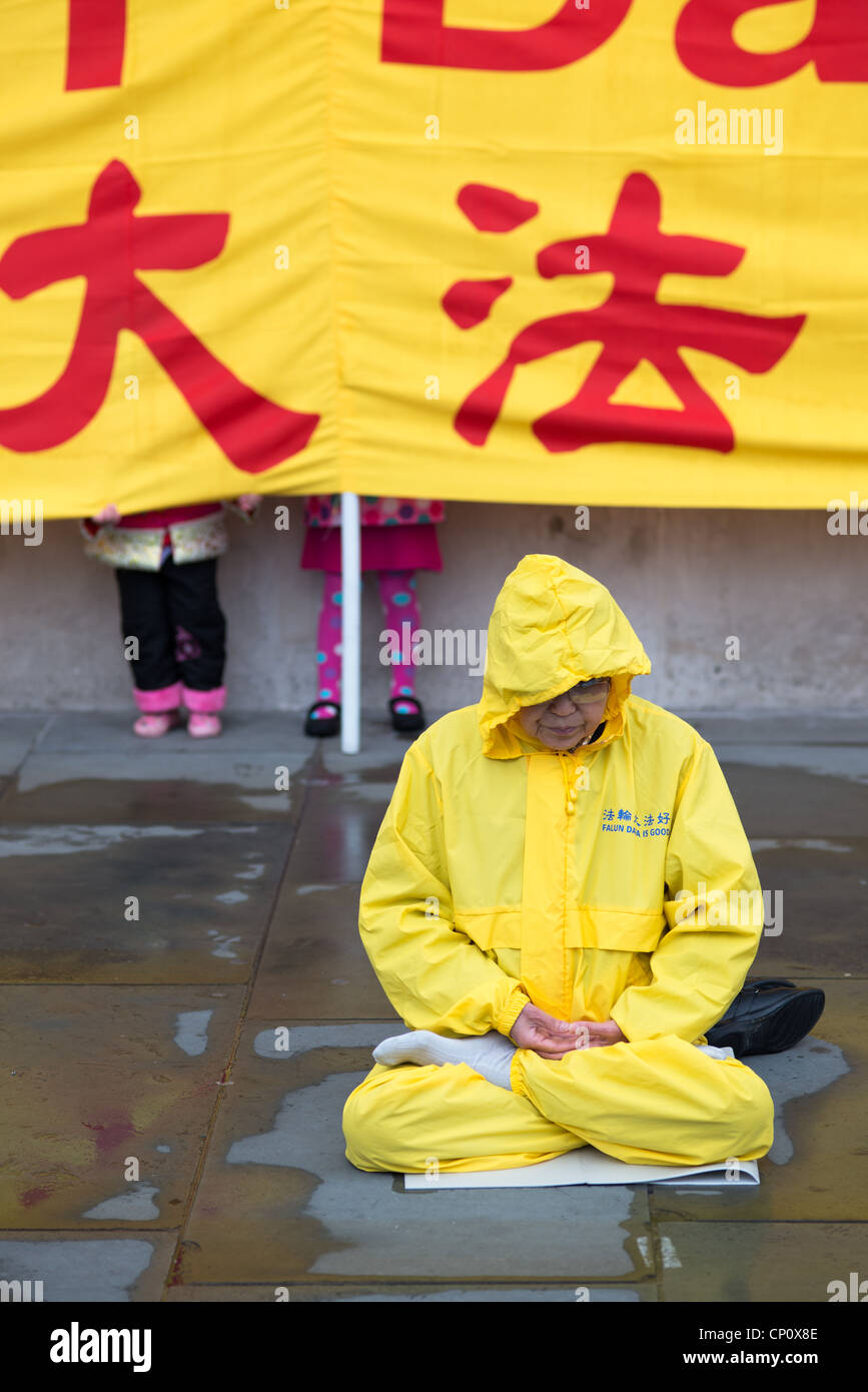 Chinesischen Falun Dafa (Falun Gong) Anhänger mit Kindern verstecken. London. VEREINIGTES KÖNIGREICH. ---HOCHAUFLÖSENDES BILD MIT CARL ZEISS OBJEKTIV AUFGENOMMEN. Stockfoto