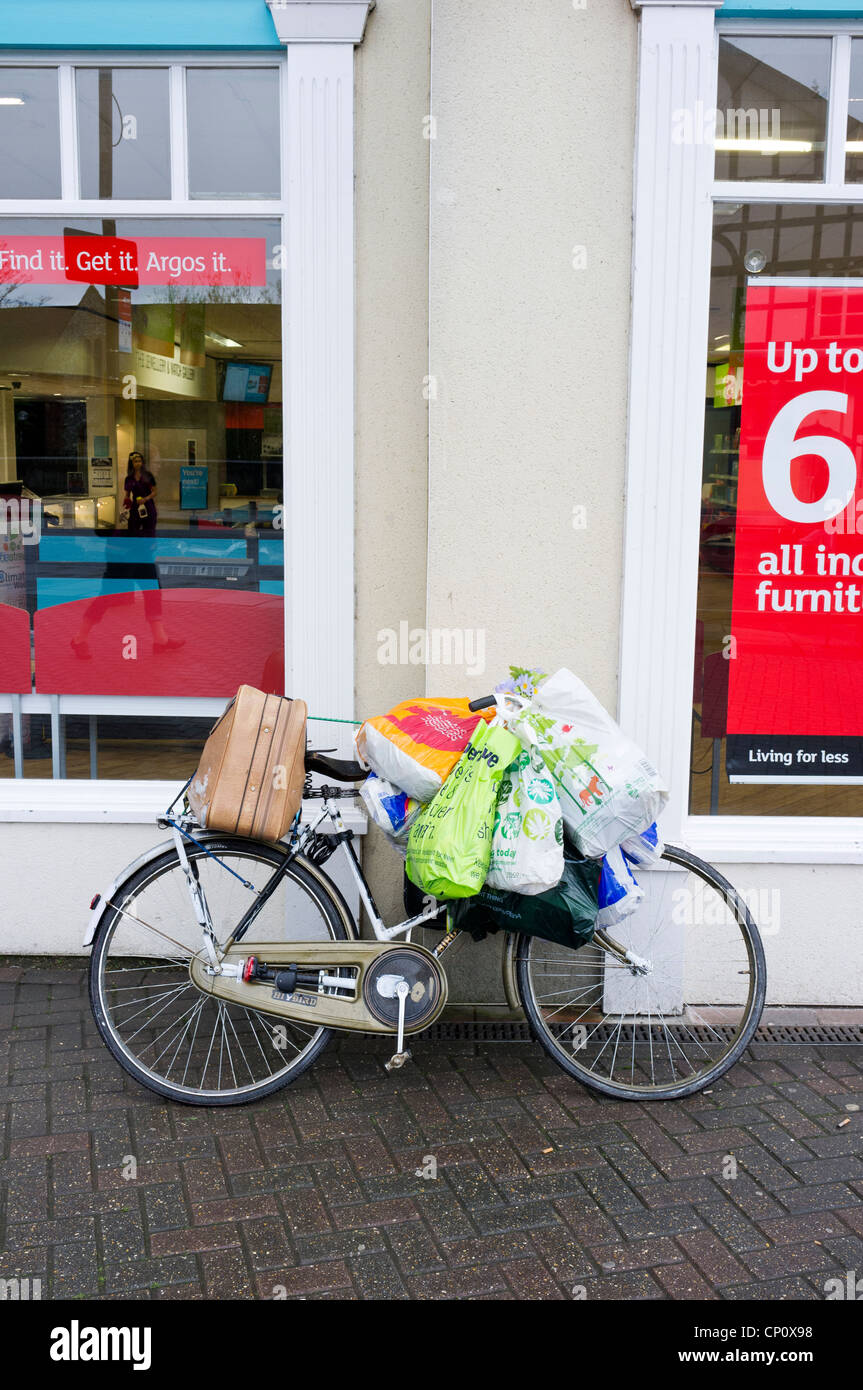 Fahrrad beladen mit Supermarkt Taschen und Gepäck Stockfoto