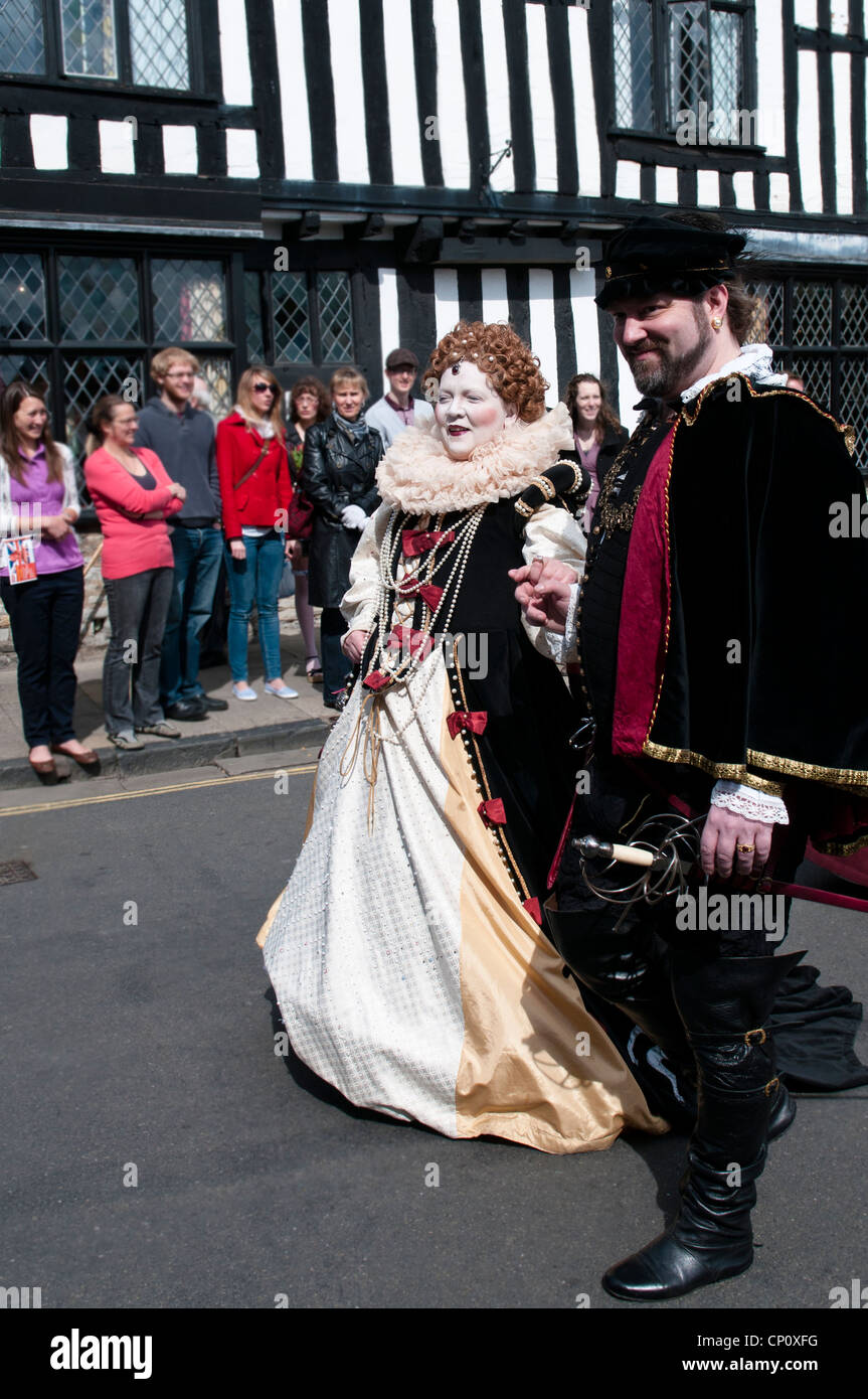 Schauspieler die Rolle des Queen Elizabeth I und Sir Walter Raleigh an der Shakespeare-Geburtstag-Prozession Stockfoto