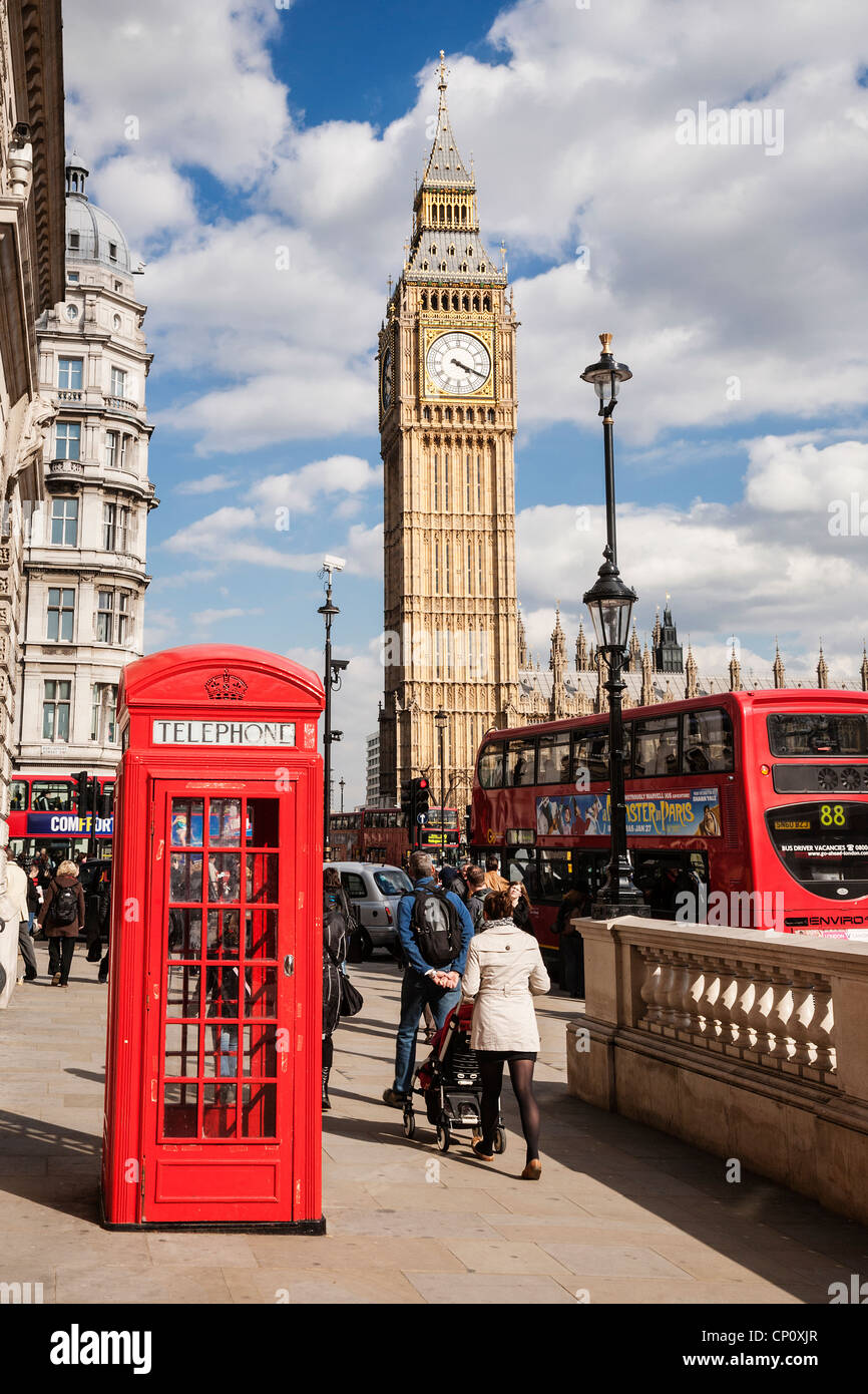 Rote Telefonzelle und der Big Ben Clock Tower "Elizabeth Tower", London, England. Stockfoto