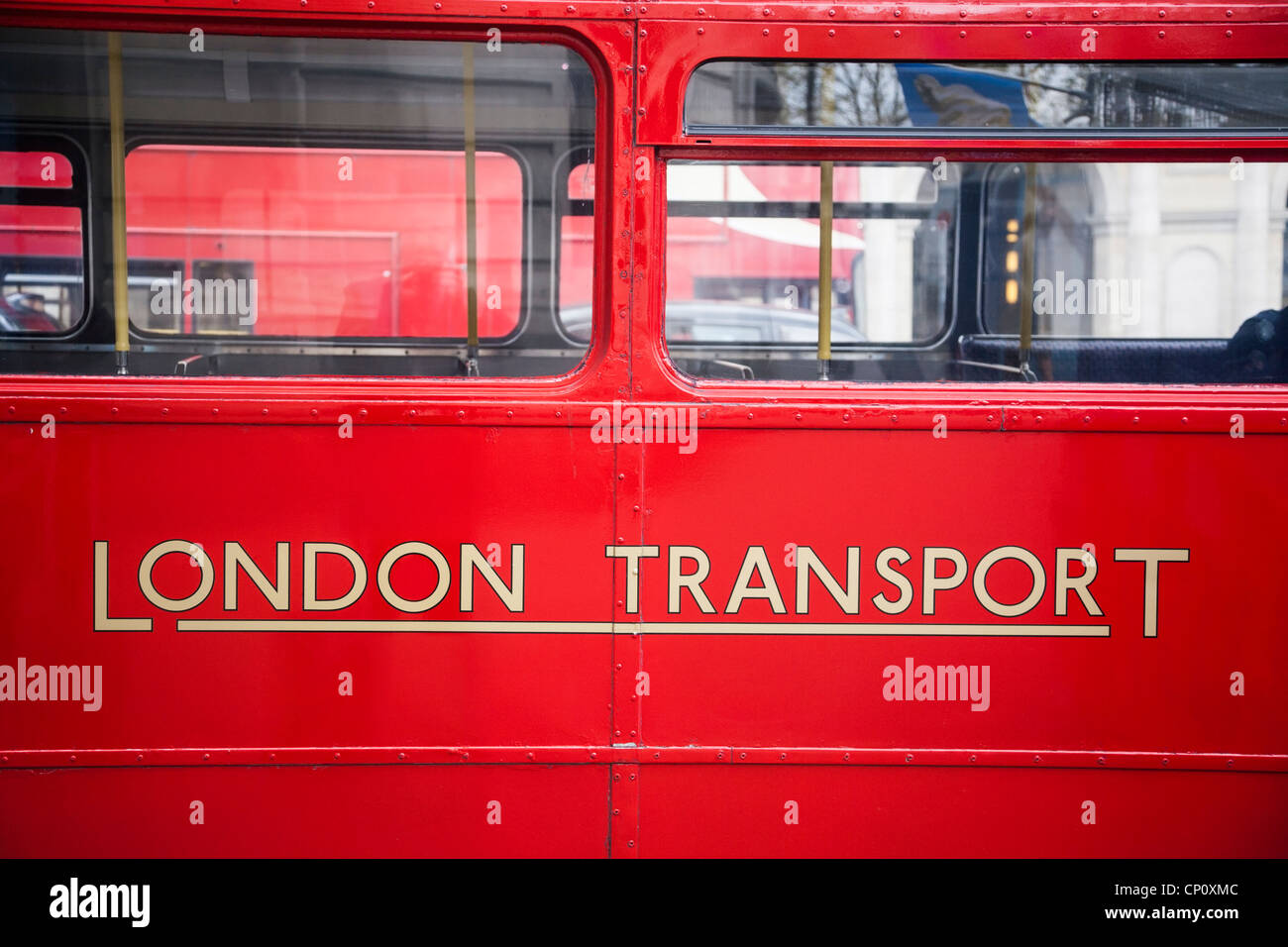 London Transport melden Sie auf der Seite eines alten Londoner Routemaster Bus, England. Stockfoto