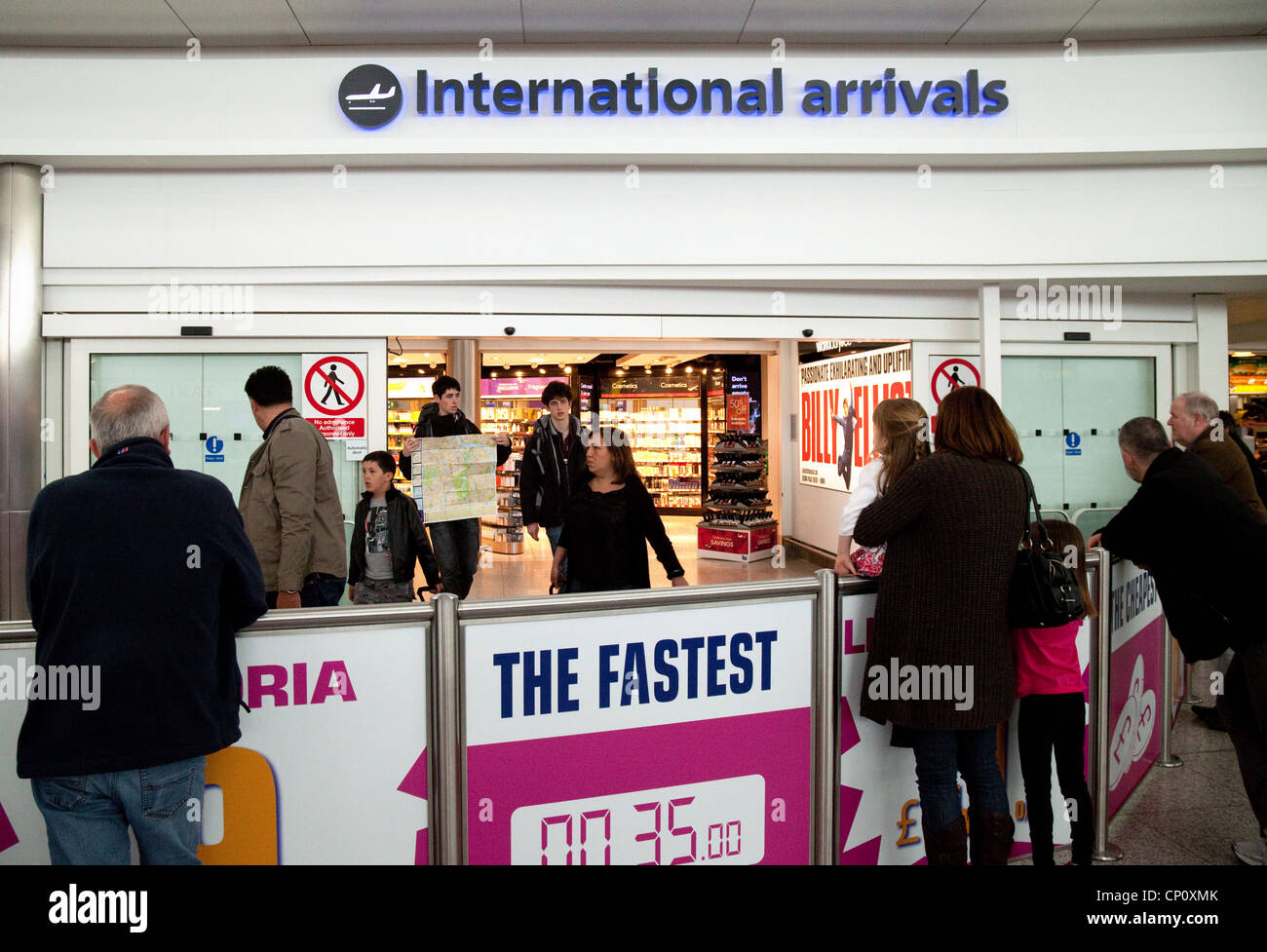 Menschen bei der Abteilung internationale Ankünfte, Stansted Flughafen Essex UK Stockfoto