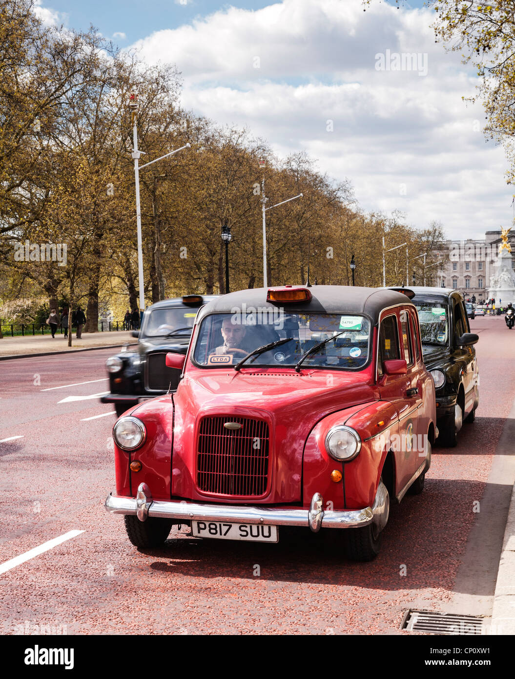 Eine rote Londoner Taxi, The Mall, London, England. Stockfoto
